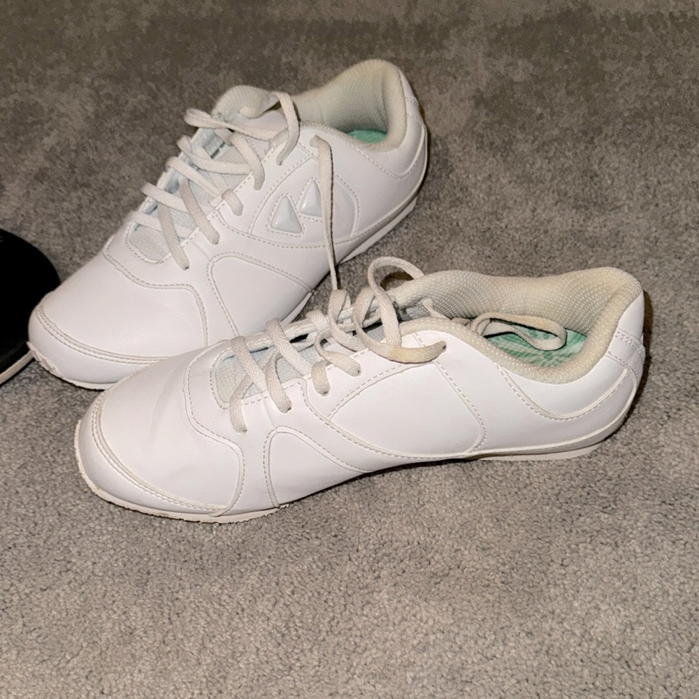 Cheer shoes